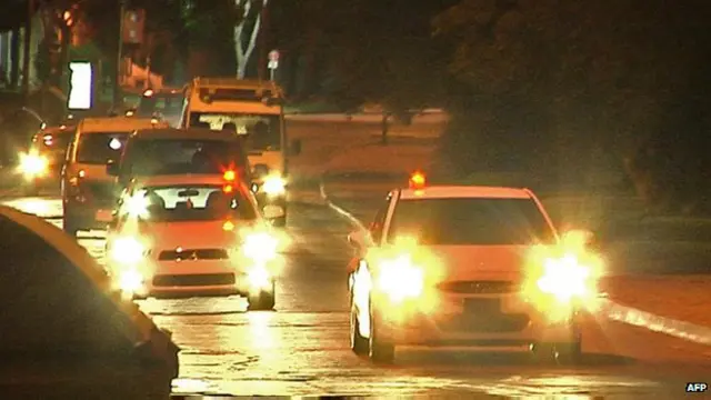 Ambulan yang membawa enam tahanan dari Guantanamo tiba di Uruguay