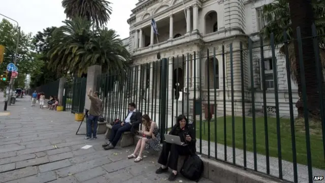 خوشي شوي بندیان د اوروګوای پلازمېنې مونتیویډيو پوځي روغتون ته استول شوي.