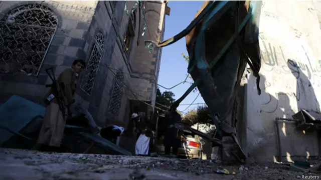 يقول مسؤولون يمنيون إن الميزانية العامة للدولة تراجعت بشكل حاد بسبب هبوط أسعار النفط واستمرار الهجمات التي يشنها مسلحون قبليون