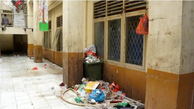 BBC melihat tumpukan sampah yang tersebar di pusat penahanan imigrasi ini.