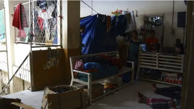 Para pencari suaka harus hidup dalam kondisi sempit, karena pusat detensi terlalu penuh.