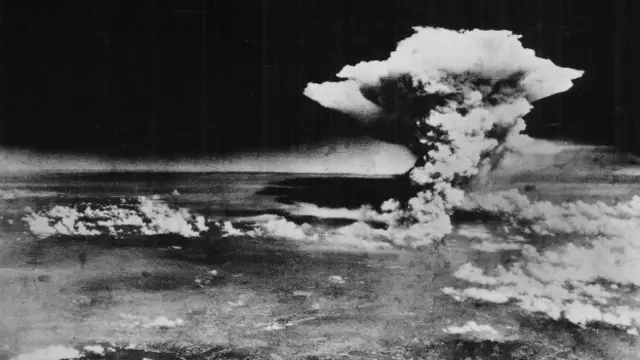6 Ağustos 1945'te Japonya'nın Hiroşima kentine atılan nükleer bombadan bir saat sonra gökyüzünde oluşan mantar şeklindeki duman bulutu.