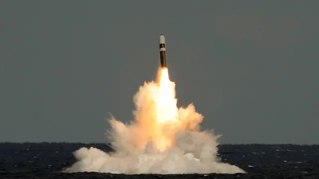 每艘核潜艇可载16枚三叉戟弹道导弹。导弹射程12000公里。导弹水下发射升空后，两分钟之内速度可以达到每秒钟6100米。