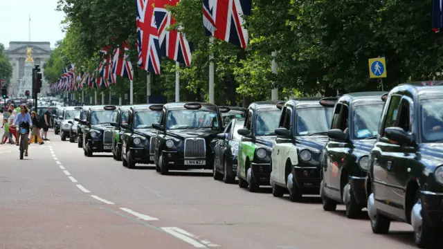 Uber là đối thủ cạnh tranh trực tiếp với các hãng taxi có lâu đời ở London được biết tới với tên gọi taxi đen (black cab)