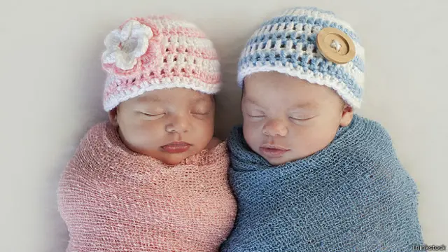 Новорожденные девочка и мальчик