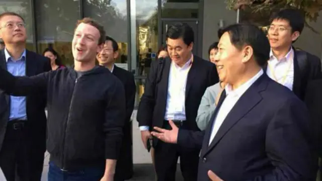 扎克伯格陪同鲁炜参观了Facebook园区 （网络图片）