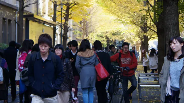早稻田大學內的學生（BBC中文網圖片）