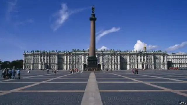 ميدان "بالاس سكوير" في سانت بطرسبرغ في روسيا سيظل اسمه مرتبطاً بثورة أكتوبر/تشرين الأول التي جاءت بلينين إلى السلطة عام 1917