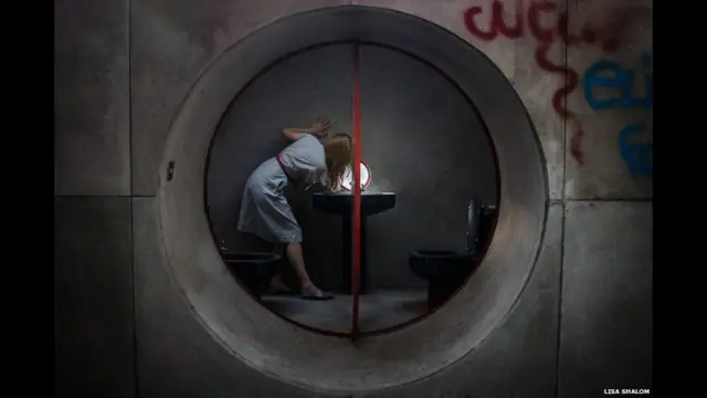 लीसा शालोम, गिसेपे पेरुगिनी बाथरूम