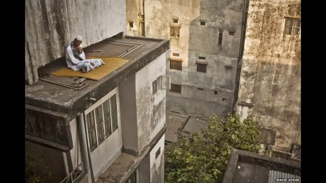 वाहिद अदनान, छत पर आदमी 