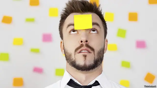 Мужчина с бумажкой на лбу