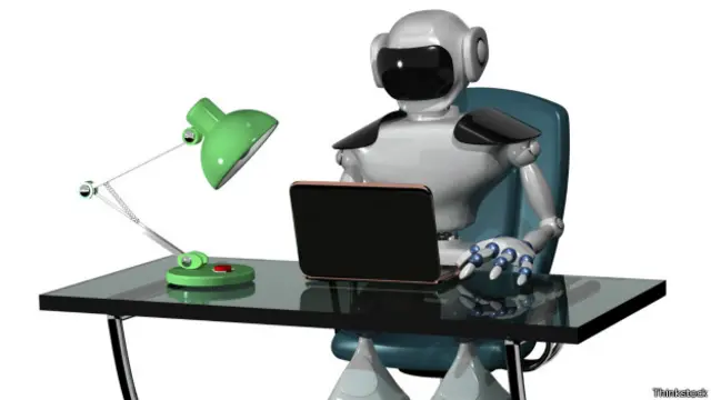 Robot humanoide trabajando en una computadora