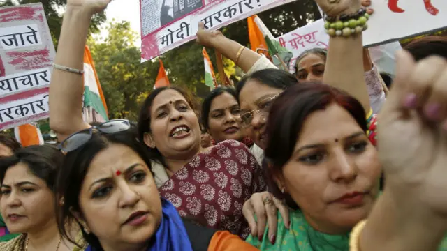 ස්ත්රී දූෂණවලට එරෙහිව ඉන්දියාව පුරා උද්ඝෝෂණ ව්යාපාර දියත් විය