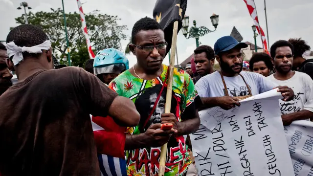 "Bangsa negara Papua harus terlepaskan diri dari NKRI, karena kulit beda, rambut juga beda. Jadi harus baku pisah..." (Ipou Keiya Dapuwa, Komunitas Facebook BBC Indonesia)