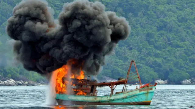 Penenggelaman kapal asing penangkap ikan ilegal dilakukan di perairan Kepulauan Riau, beberapa waktu lalu.