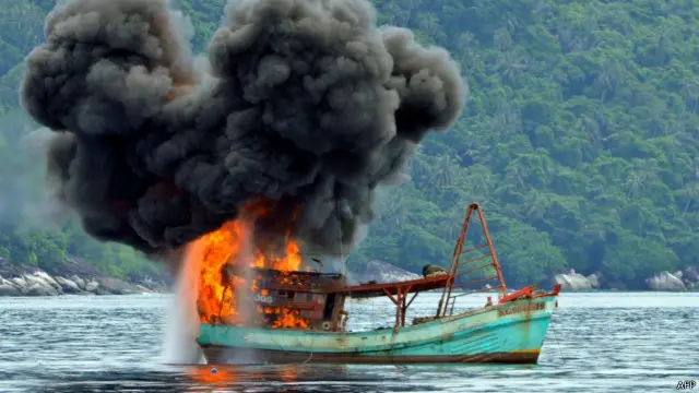 Tàu cá Việt Nam bị hải quân Indonesia bắn chìm cách đây 2 tuần.
