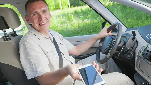 Растерянный водитель с навигатором в руке