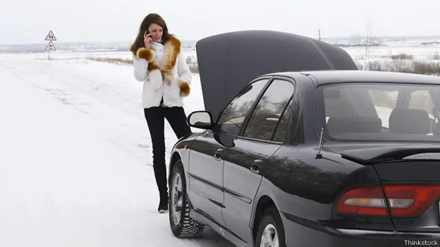 Машина сломалась в заснеженном поле