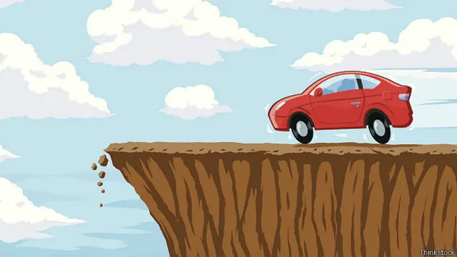 Автомобиль приближается к краю пропасти