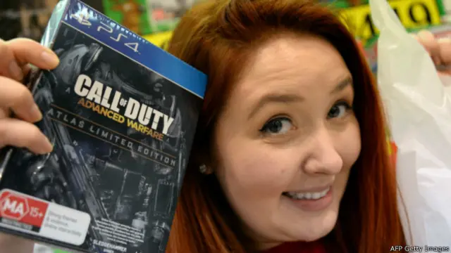 Покупательница в Сиднее с новинкой - последней версией видеоигры "Call of duty"