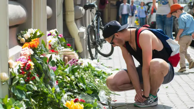 цветы у посольства нидерландов в москве
