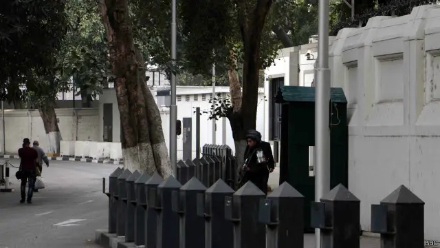 لا يمكن اغلاق الطرق المحيطة بالسفارات، بحسب مصدر أمني مصري. 