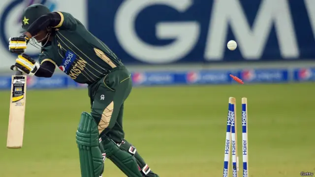 نیوزی لینڈ کی جانب سے کائل ملز، ویٹوری اور نیشم نے ایک ایک کھلاڑی کو پویلین کی راہ دکھائی