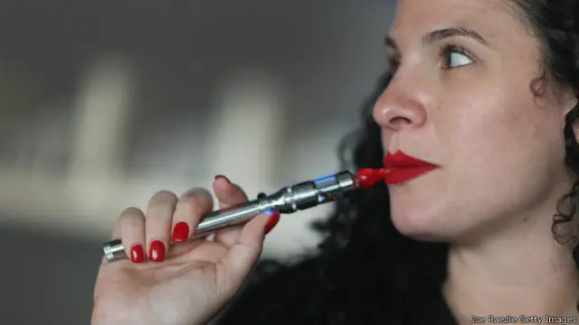 Молодая женщина с электронной сигаретой