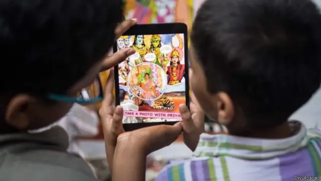 Crianças fotografam mural em favela indiana (Foto: Divulgação) 