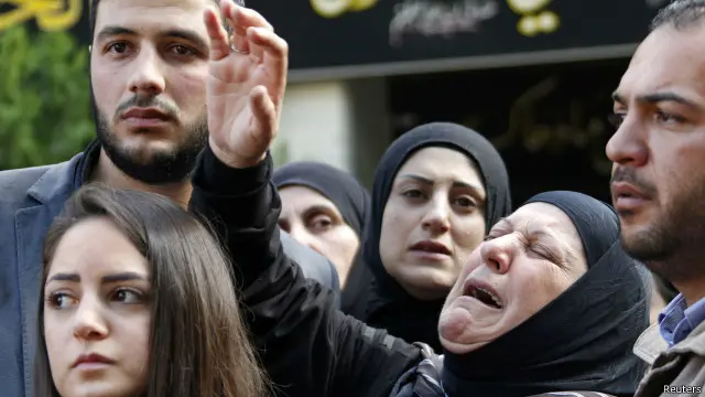 أقارب جندي بالجيش اللبناني قتل أثناء تفكيك عبوة ناسفة خارج مدينة عرسال يوم الأربعاء.