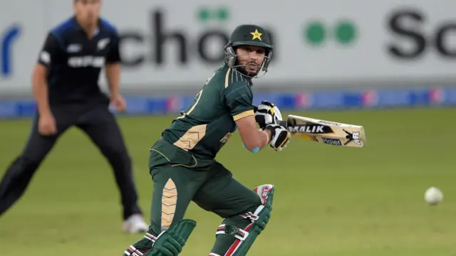 نیوزی لینڈ کے خلاف شاہد آفریدی کا بلا چل گیا اور انھوں نےاکاسی گیندوں پر اکسٹھ رنز بنا کر پاکستان کی فتح میں اہم کردار ادا کیا۔