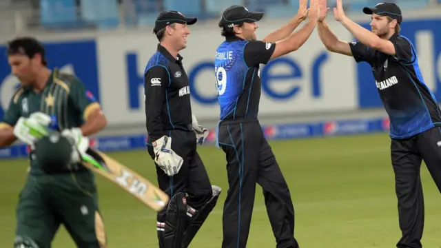 یونس خان ٹسیٹ میں ریکارڈ پر ریکارڈ توڑنے کےبعد ایک روزہ میچ میں صرف چار رنز ہی بنا پائے۔