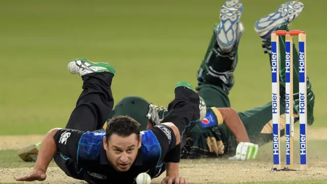 نیوزی لینڈ کی فیلڈنگ اس میچ میں بھی معیاری رہی۔ نیتھن میکلم ایک رن آؤٹ کرنے کی کوشش میں زمین پر گرے ہوئے ہیں۔