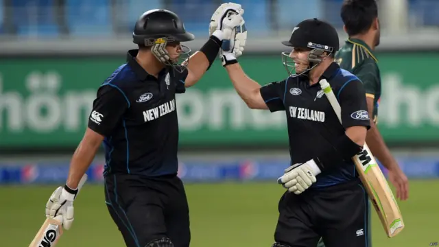 نیوزی لینڈ کی بیٹنگ کو راس ٹیلر نے سنبھالے رکھے اور وہ ایک سو پانچ رنز سکور کر کے ناٹ آؤٹ رہے۔