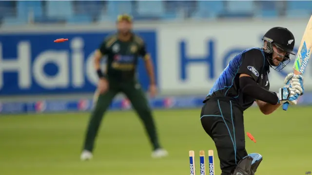 ڈینل وکٹروی کو صہیب مقصود نے ایک تیز پر فل لینتھ گیند پر بولڈ کر دیا۔