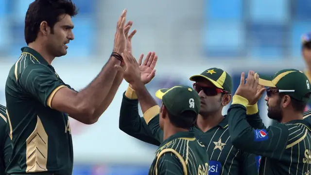 پاکستان کے طویل قامت بولر محمد عرفان نے پاکستان کو ابتداء ہی میں بریک تھرو دیا۔