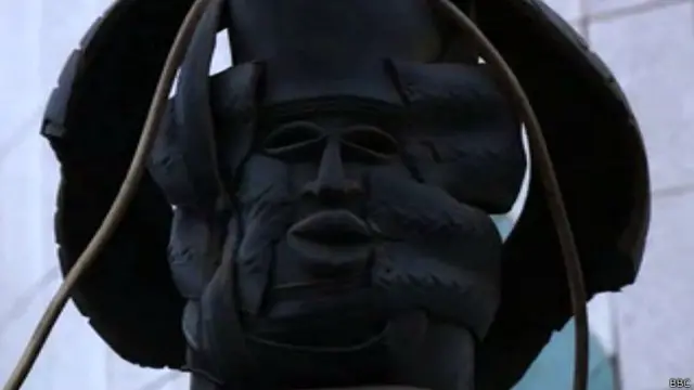 Сенегальский скульптор Амаду Фатумату Ба создает огромные скульптуры из старых резиновых шин