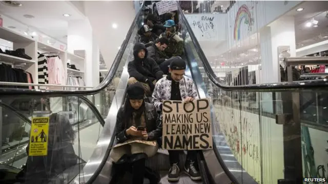 Unjuk rasa juga berlangsung di sebuah gedung pertokoan di New York, dengan damai.