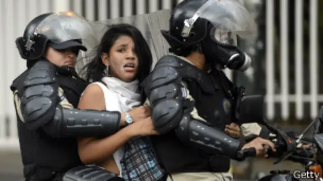 Mujer detenida en protestas