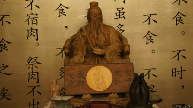 孔健设置在论语塾里的孔子像(BBC中文网照片)