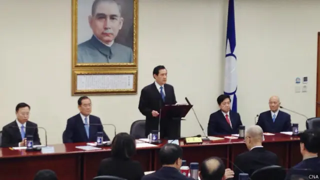 国民党主席马英九（后中）3日下午在中央党部主持中 常会，会中正式宣布请辞党主席，并发表谈话。