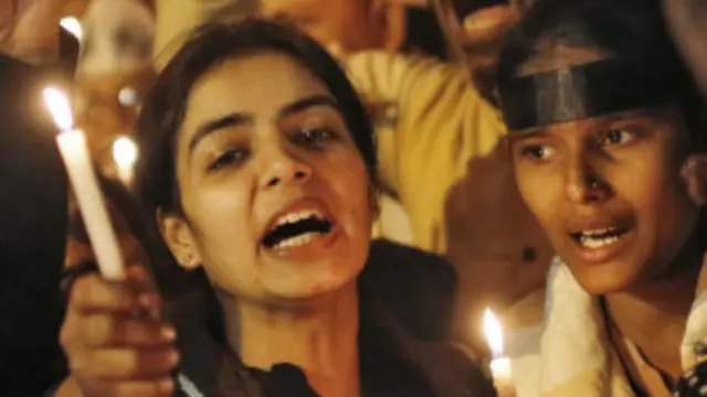 टैक्सी में बलात्कार के खिलाफ प्रदर्शन करते लोग