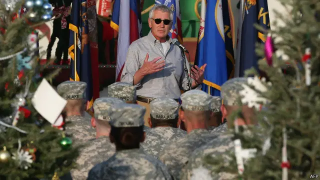 وزير الدفاع الأمريكي التقى ببعض الجنود في الكويت.