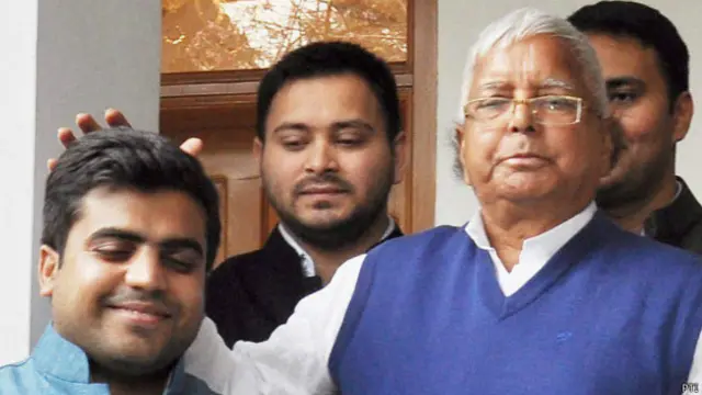 लालू प्रसाद यादव अपने पुत्र और अपने भावी दामाद तेज प्रताप यादव के साथ.