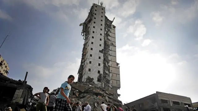 50 اپارٹمنٹس پر مشتمل 16 منزلہ اٹالیئن کمپلیکس کا ایک حصہ منہدم ہو گیا