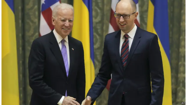 Із Заходу неодноразово надсилали сигнали, що допомагатимуть тільки за умов реформ (на фото - віце-президент США Джо Байден та Арсеній Яценюк)