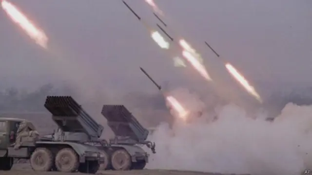 Российские системы залпового огня обстреливают позиции сепаратистов в районе Грозного (22 января 2000 года)