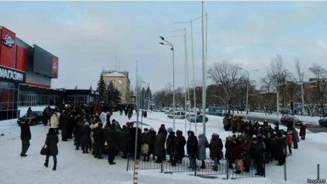 Жители Донецка стоят в очереди за ежемесячным гуманитарным пайком