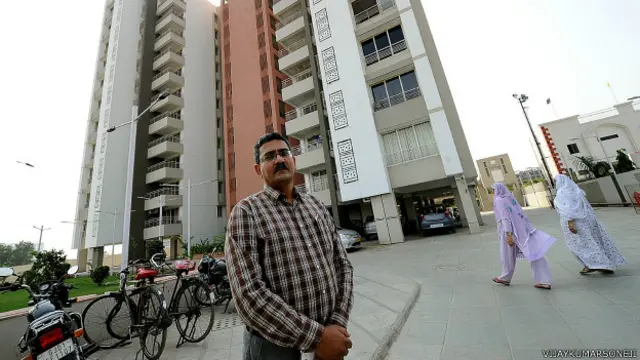 रिजवान कादरी अब एक मुस्लिम अपार्टमेंट में रहते हैं.