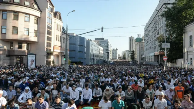 नमाज अता करते मुसलमान